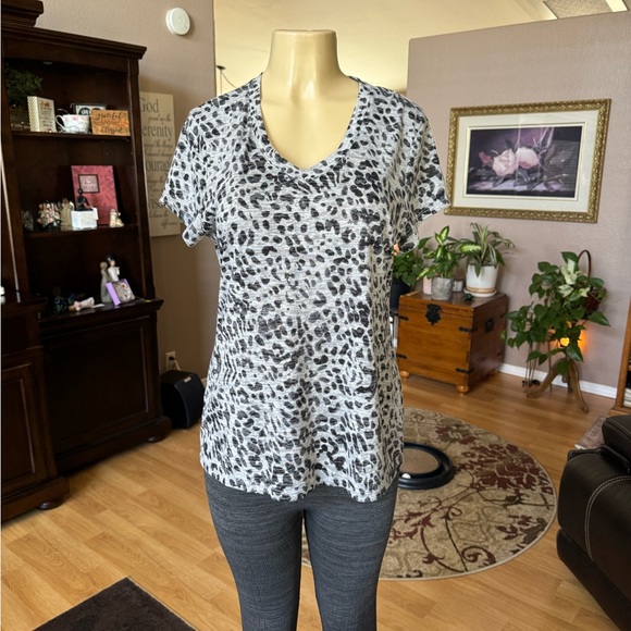 Kenneth Cole Reaction gray & black short sleeve Vneck shirt-size L - Picture 1 of 9